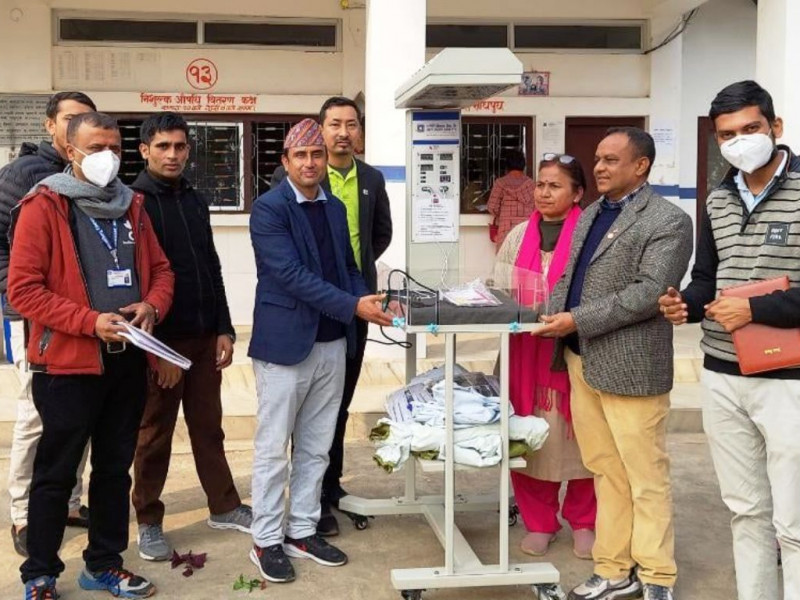 ज्योति विकास बैंकद्वारा मध्यबिन्दु जिल्ला अस्पताललाई बेबी वार्मर सहयोग